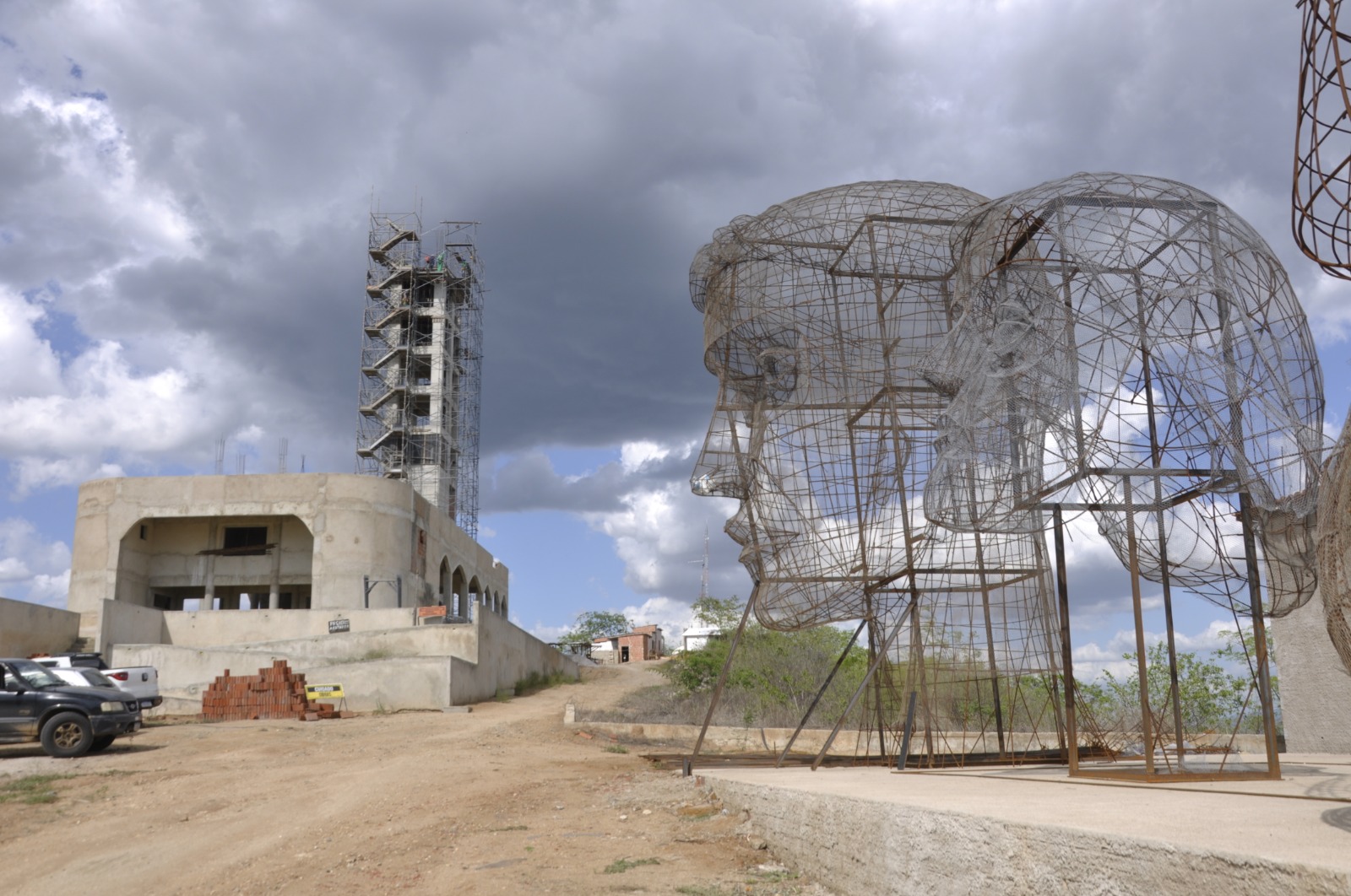 Obras dos monumentos de Santo Antônio e do entorno do monumento de São Francisco avançam nos municípios de Caridade e Canindé