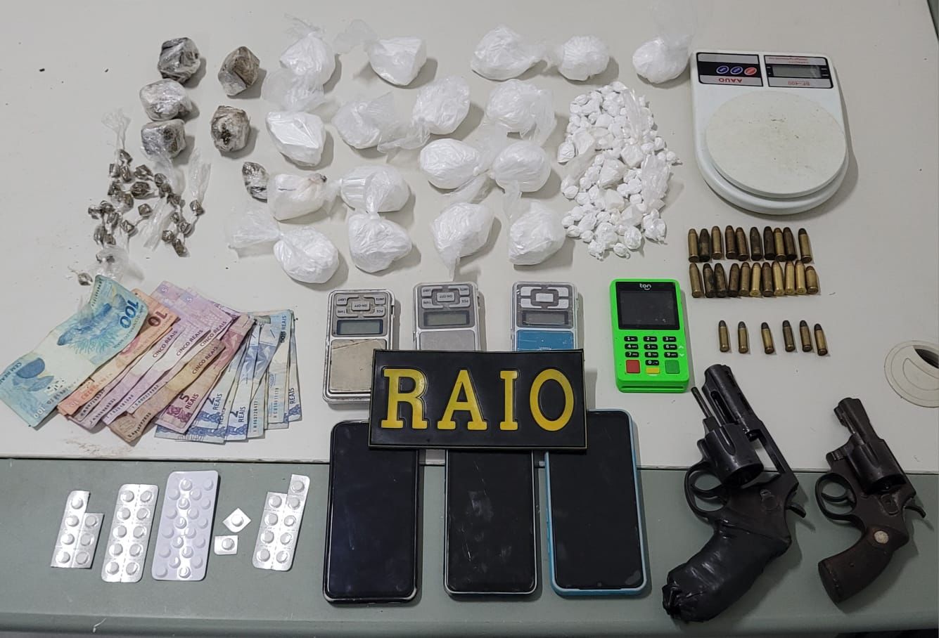 Dupla suspeita de envolvimento com o tráfico de entorpecentes é presa em flagrante com armas e drogas em Sobral