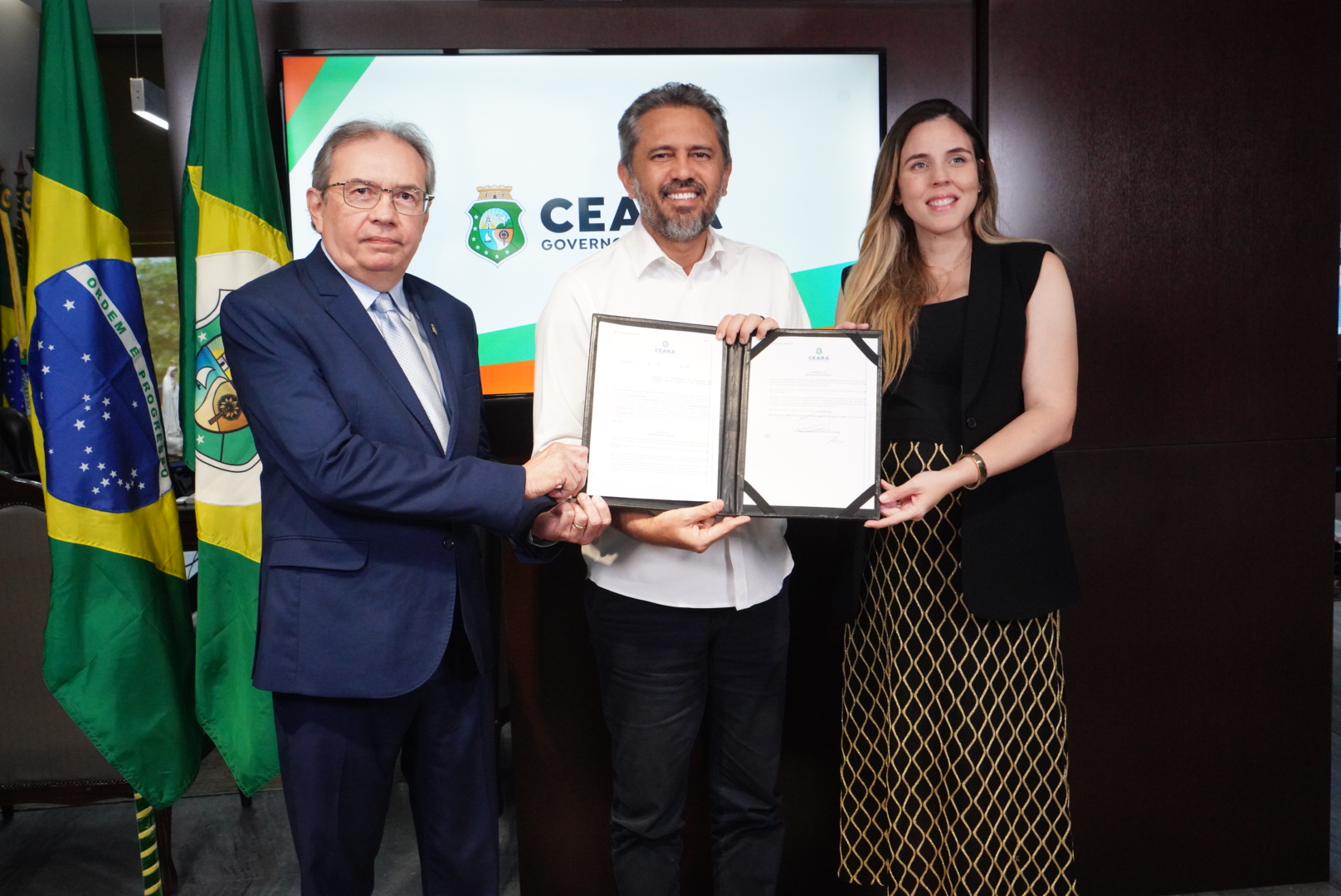 Ampliando ações de proteção, Governo do Ceará assina decreto e institui Ouvidoria da Mulher