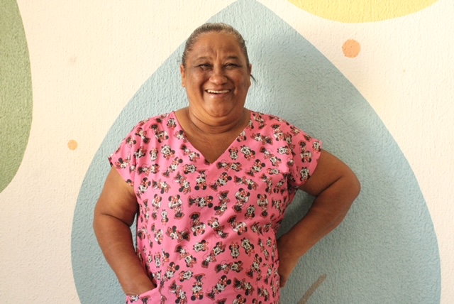 Uma mulher que nutre afetos e acolhimento no dia a dia do Abrigo Tia Júlia