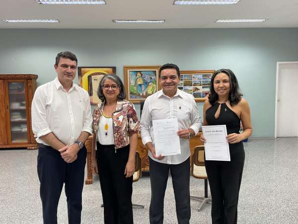 Reitor da Uece recebe título de propriedade do terreno para novo campus da Feclesc