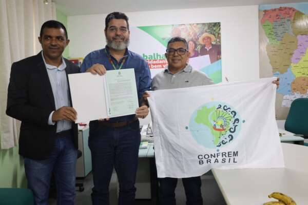 Prainha do Canto Verde recebe papel da terra após décadas de luta