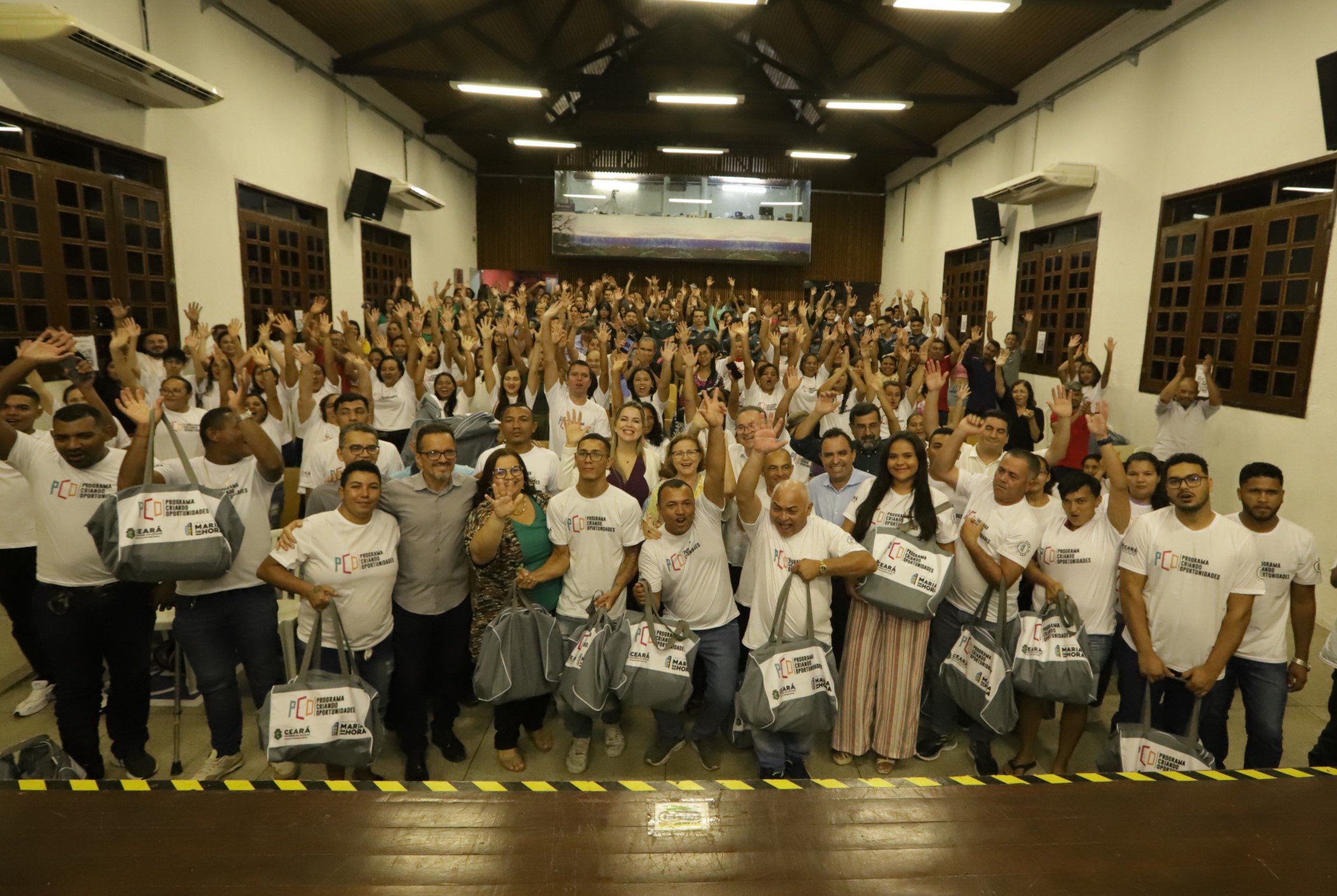 Alunos do Criando Oportunidades recebem kits instrumentais de trabalho no Crato