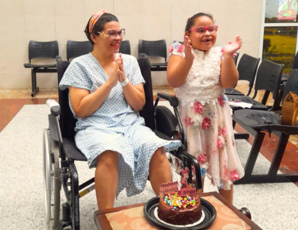Internada há 15 dias no Helv, paciente celebra aniversário da filha de seis anos