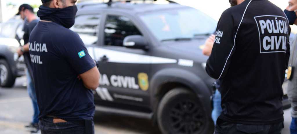 Homem é preso em flagrante horas após roubar estabelecimento comercial em Fortaleza