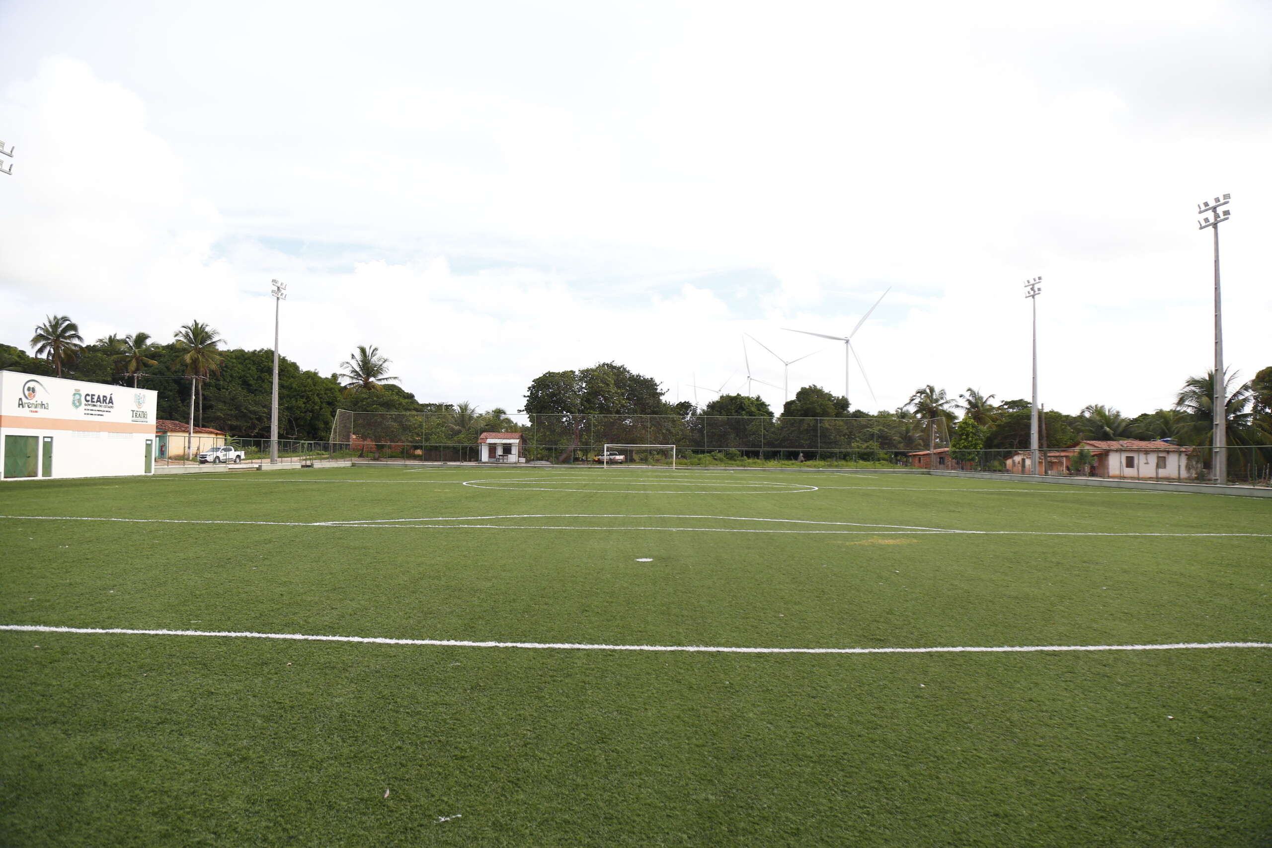 Desenvolvimento por meio do esporte: Governo do Ceará entrega areninha em distrito de Trairi