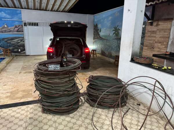 PMCE captura cinco pessoas e apreende 950 kg de fios furtados em Aracati