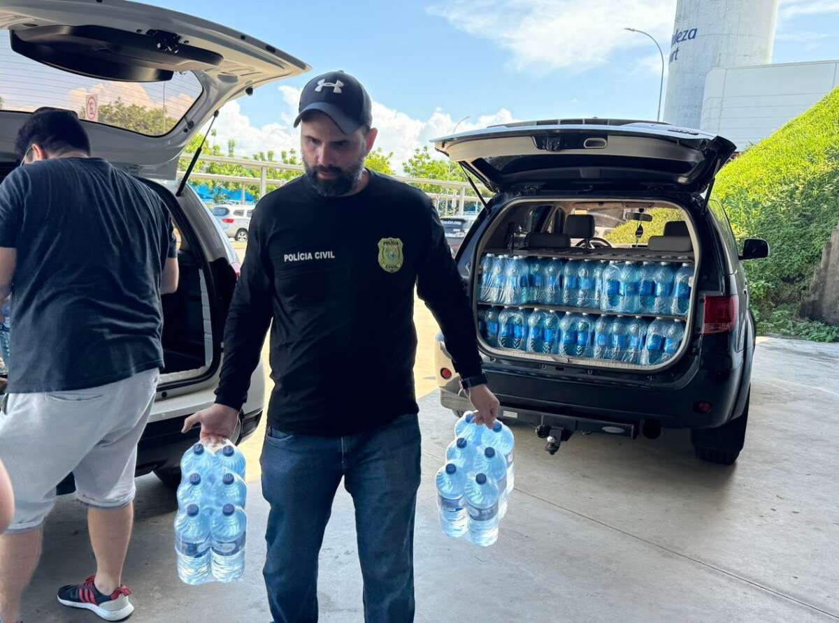Em primeiro dia de campanha, Polícia Civil arrecada mais de 50 mil litros de água mineral para vítimas de enchentes no RS