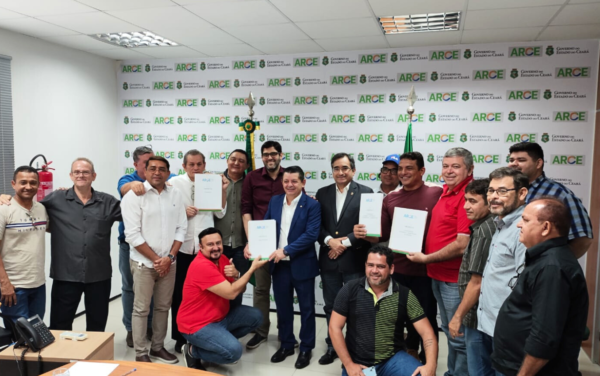 Arce assina contrato com serviço de transporte complementar metropolitano