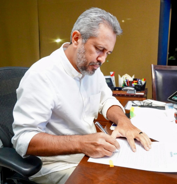 Governo do Ceará vai enviar 66 toneladas de alimentos e água potável para vítimas das enchentes no Rio Grande do Sul