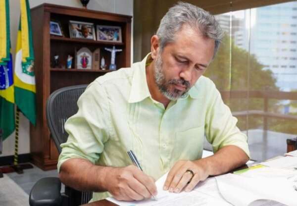 Governador Elmano de Freitas sanciona lei que autoriza Estado do Ceará a enviar ajuda humanitária ao Rio Grande do Sul