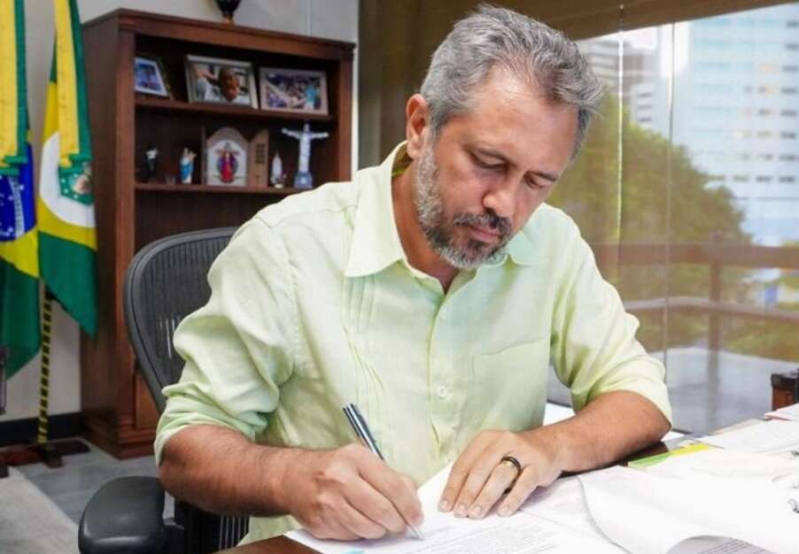 Governador Elmano de Freitas sanciona lei que autoriza Estado do Ceará a enviar ajuda humanitária ao Rio Grande do Sul