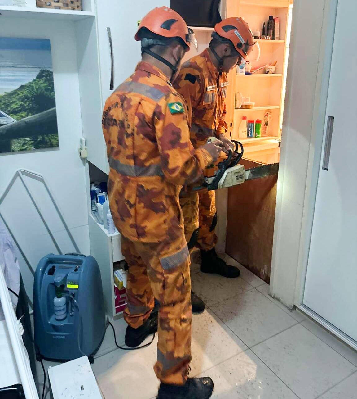 Corpo de Bombeiros resgata idoso após queda em banheiro de apartamento no Meireles