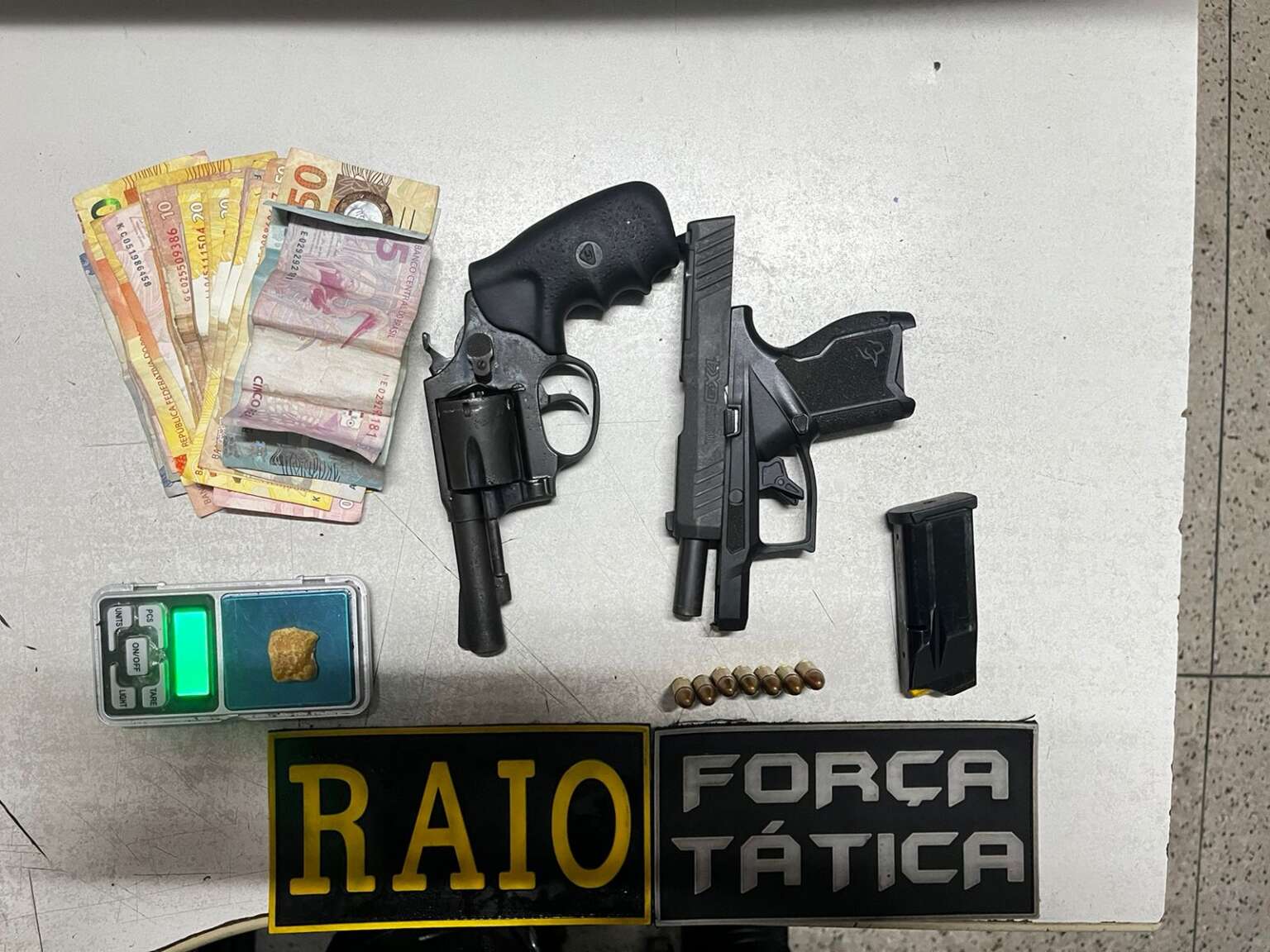 Força Tática e CPRAIO prendem dupla com armas de fogo e drogas em Barbalha