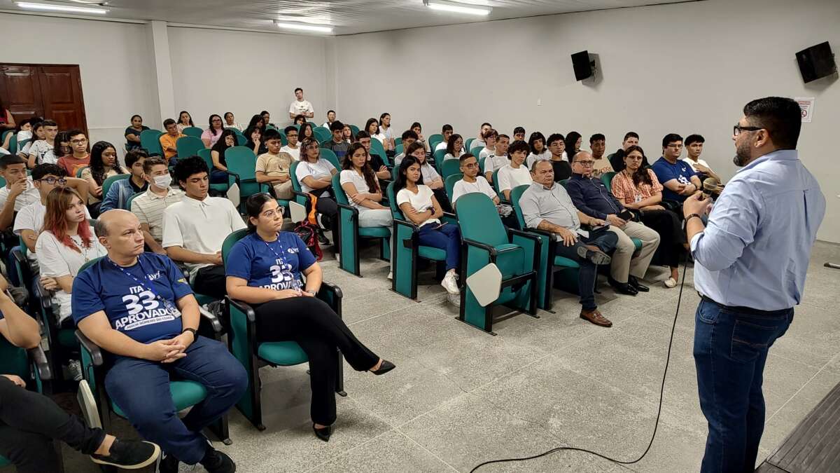 Estudantes selecionados na iniciativa PreparaITA assistem à primeira aula de formação