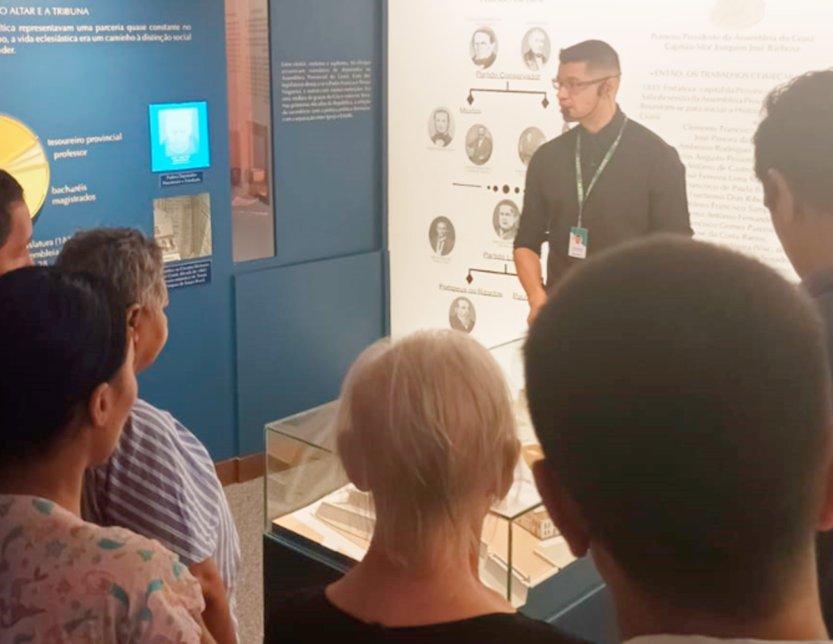 Passeios terapêuticos: pacientes do Hospital de Saúde Mental visitam Assembleia Legislativa do Ceará