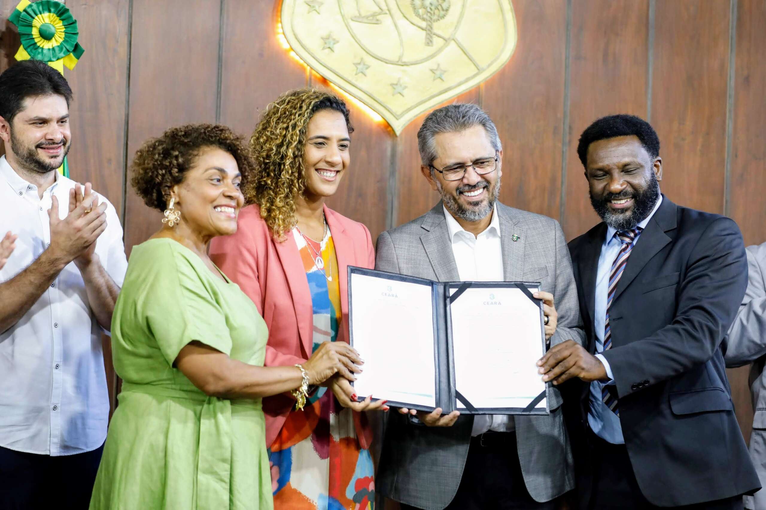 Governo do Ceará e União assinam acordos de cooperação e entregam equipamentos para promoção da igualdade racial