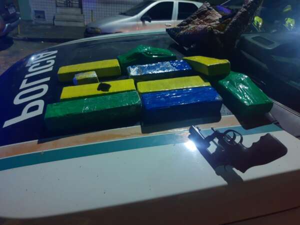 PMCE prende suspeito com 10 kg de droga e armas de fogo na Praia de Iracema
