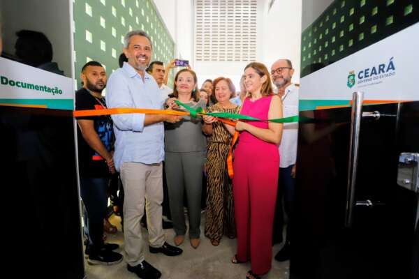 Secretaria da Educação do Ceará recebe novo Centro de Documentação e 43 veículos para Credes e Sefor