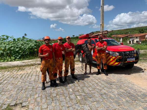 Bombeiros militares resgatam cavalo preso em canal no bairro Passaré