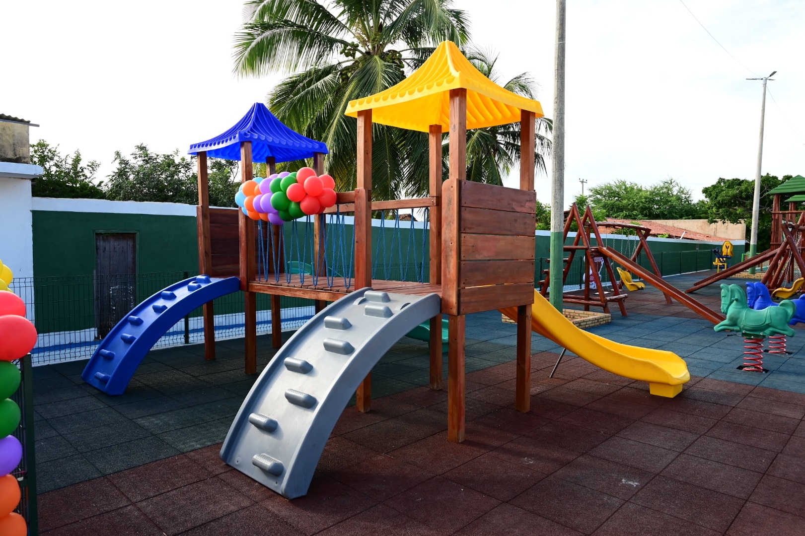 Governo do Ceará inaugura brinquedopraça em Brejo Santo