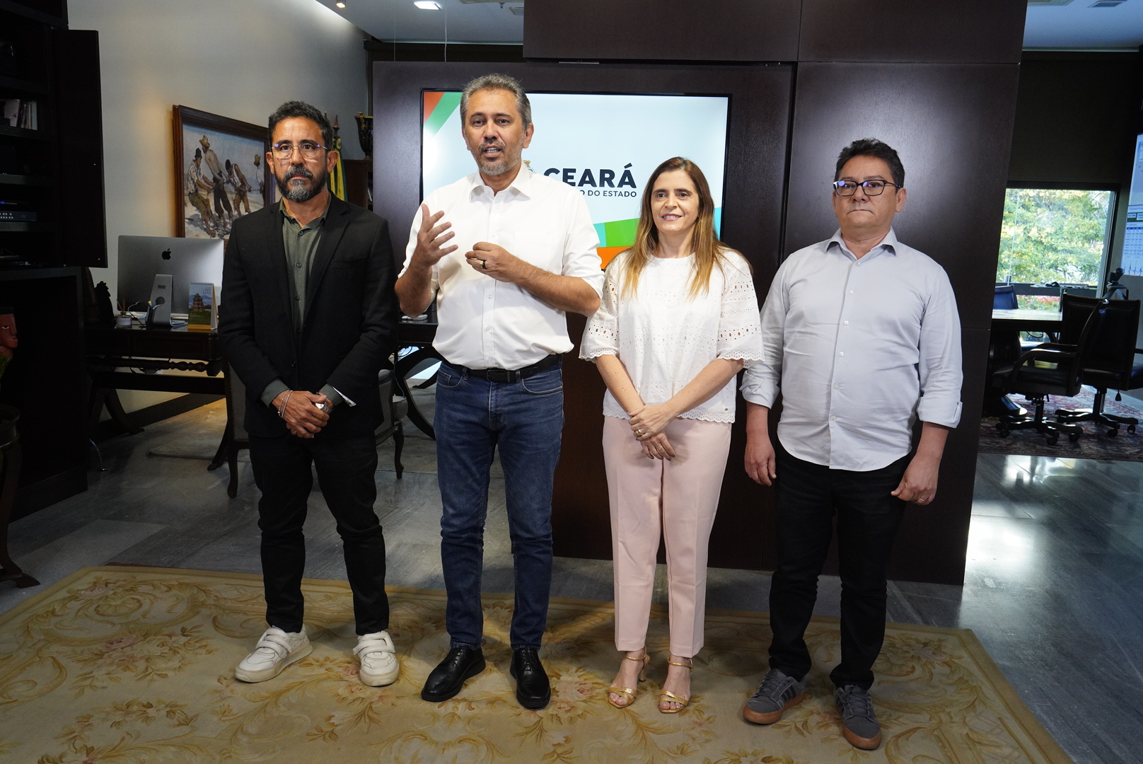 Governador Elmano de Freitas anuncia promoções e pagamentos a professores da rede estadual para agosto e setembro