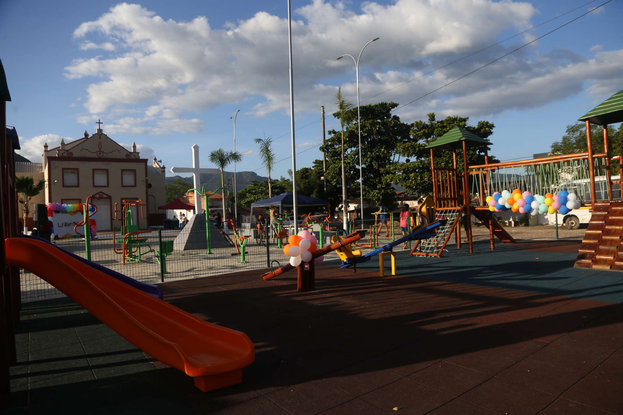 Baturité inaugura brinquedopraça e diverte a criançada