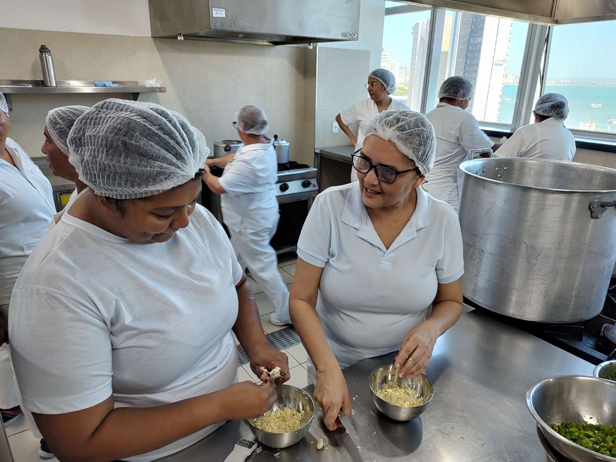 Manipuladores de alimentos de escolas estaduais recebem formação na Escola de Gastronomia Social