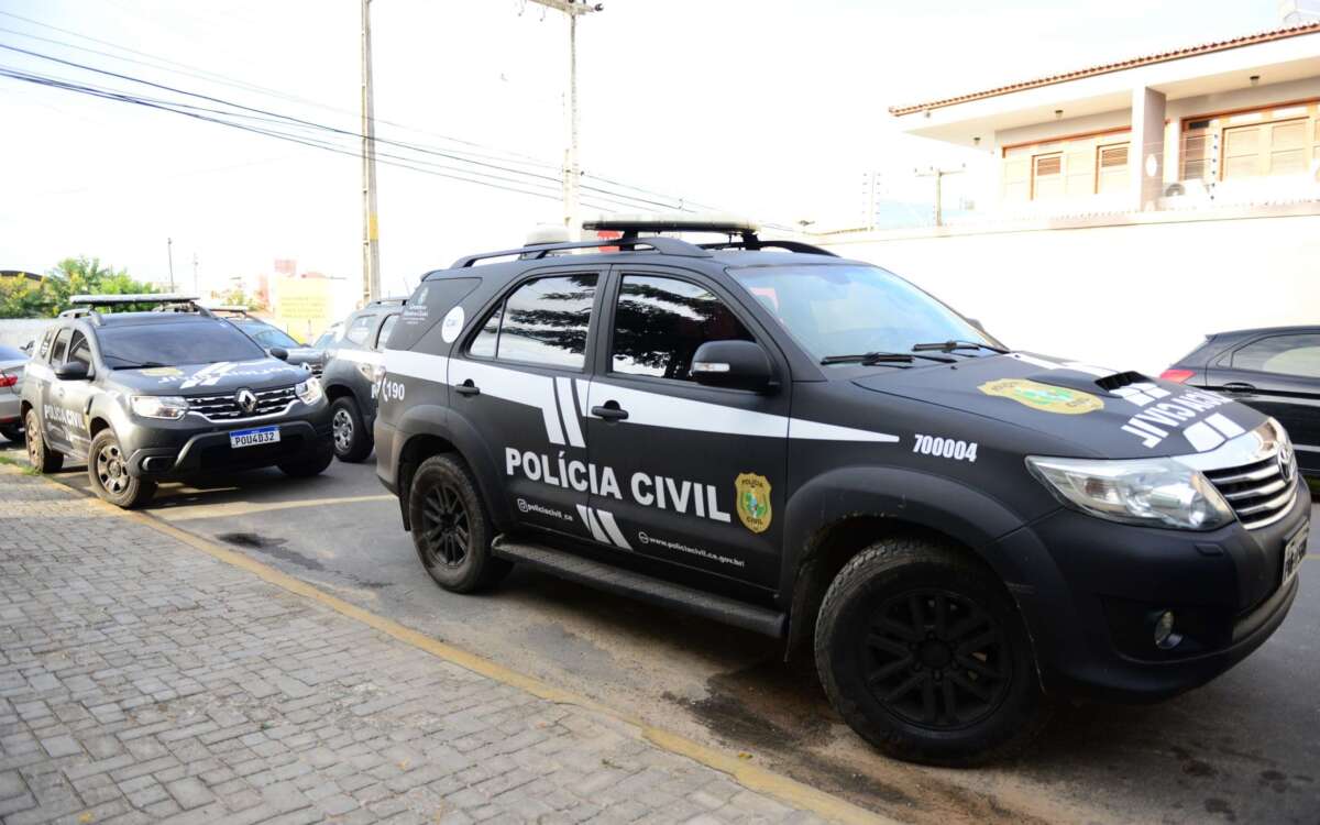 PCCE prende suspeito de envolvimento em homicídio de turista no bairro Moura Brasil; segundo suspeito é preso por posse de arma de fogo