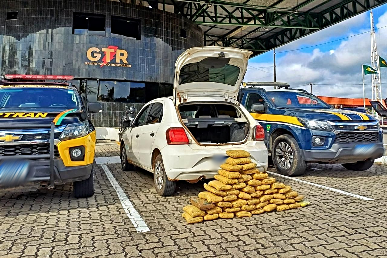 PMCE e PRF prendem dois suspeitos em flagrante com mais de 50 quilos de maconha em rodovia estadual em Caucaia