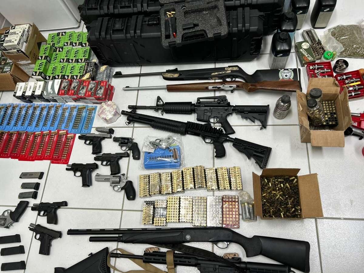PCCE deflagra operação e prende quatro CACs em posse de 18 armas na Capital e RMF