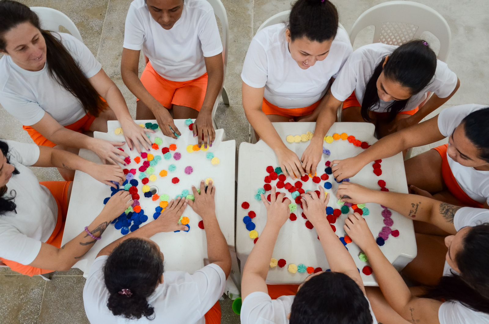 SAP e CeArt promovem oficina de Teoria das Cores para internas artesãs da Unidade Prisional Feminina Desembargadora Auri Moura Costa