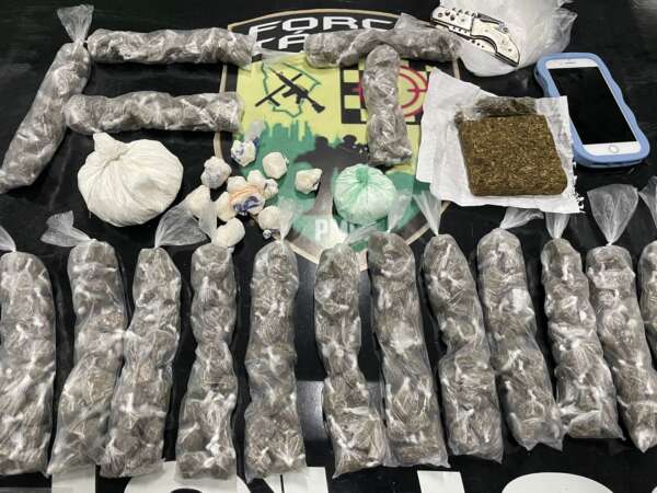 Suspeita é presa pela PMCE com mais de 425 trouxinhas de maconha prontas para o tráfico de drogas no Vicente Pinzón