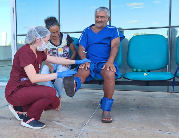 Fisioterapia ao ar livre e banhos de sol favorecem recuperação de pacientes no HRC