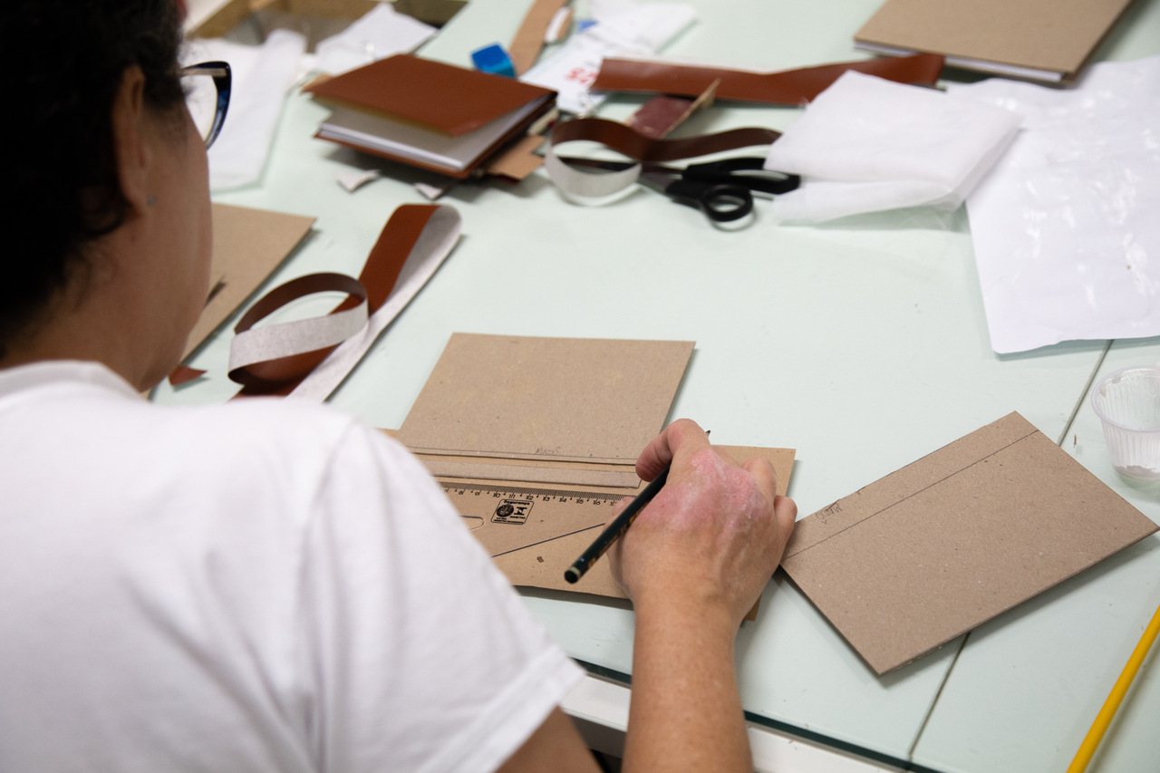 Biblioteca Pública Estadual do Ceará abre inscrições para o Curso Básico e Artístico de Encadernação de Livros