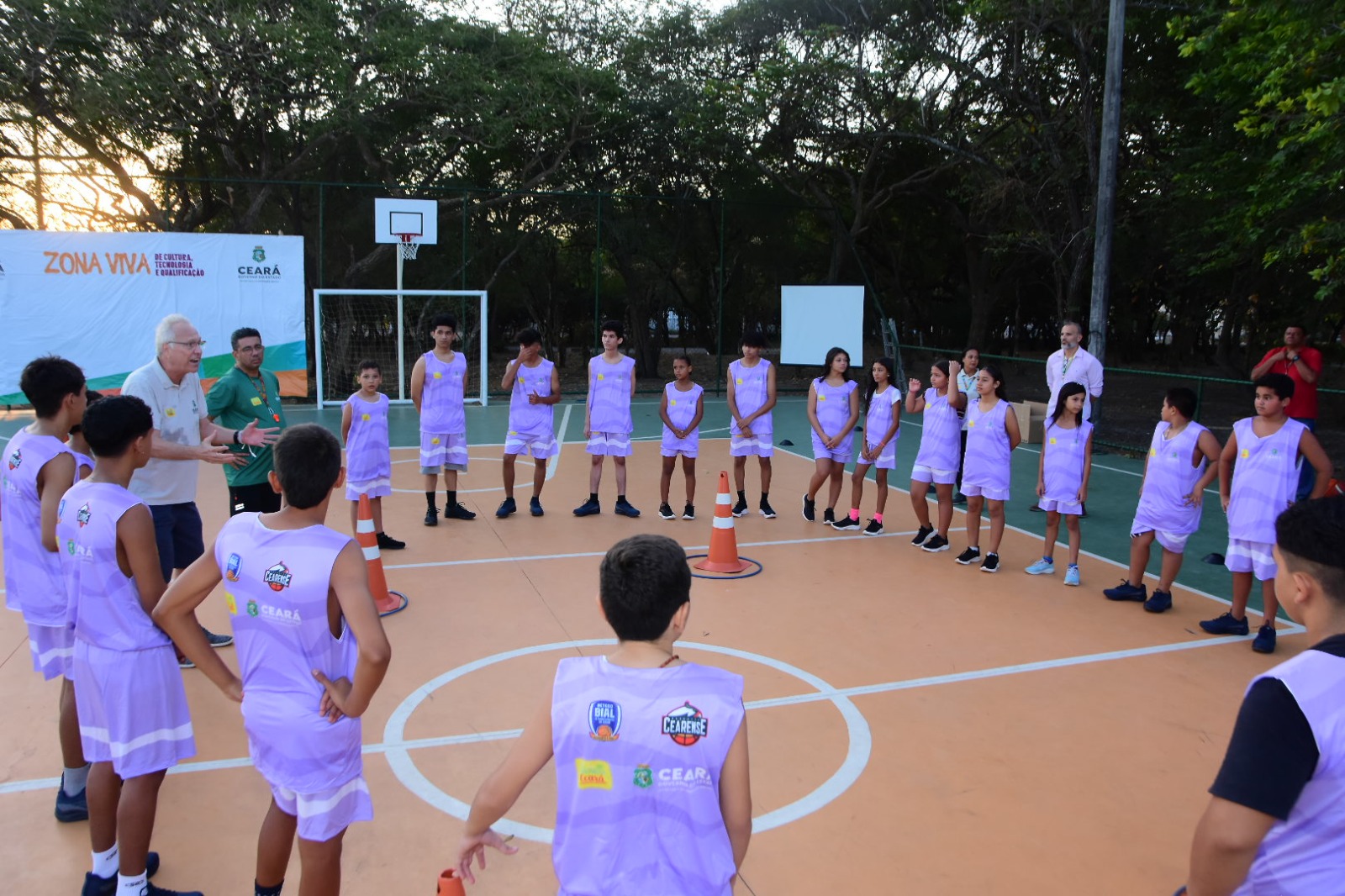 Aulas de basquete movimentam o corpo e trabalham a felicidade de jovens