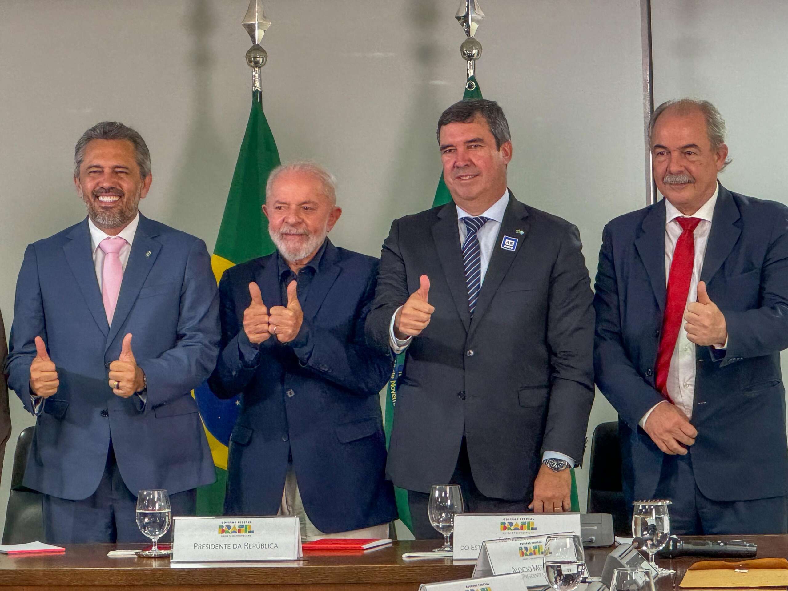 Governo do Ceará e BNDES assinam financiamento de R$ 1 bi para obras de saneamento e segurança hídrica em todo o estado