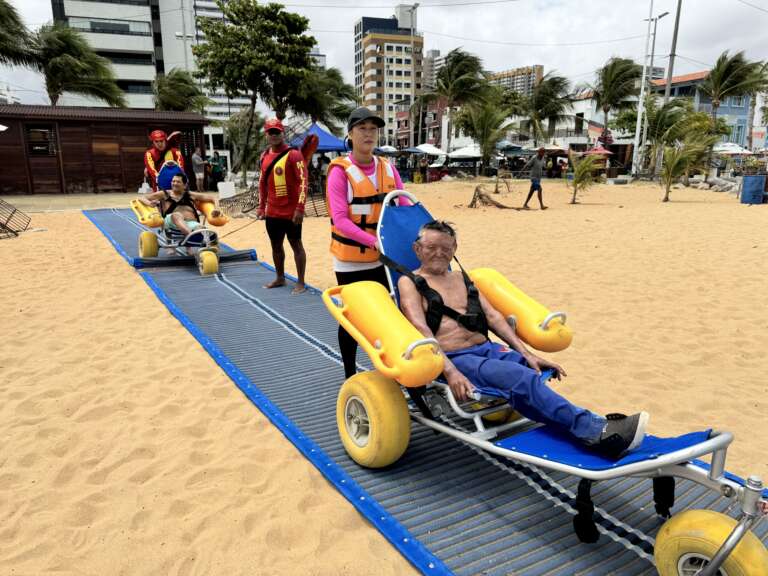 Humanização do cuidado: pessoas assistidas pelo Centro de Convivência Antônio Diogo visitam a Praia Acessível em Fortaleza