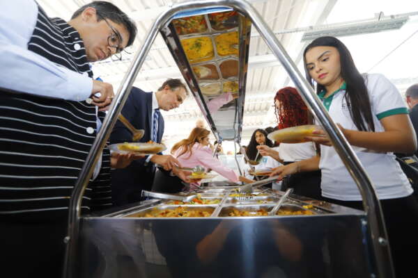 Estudantes cearenses apresentam o Programa Nacional de Alimentação Escolar a representantes do G20