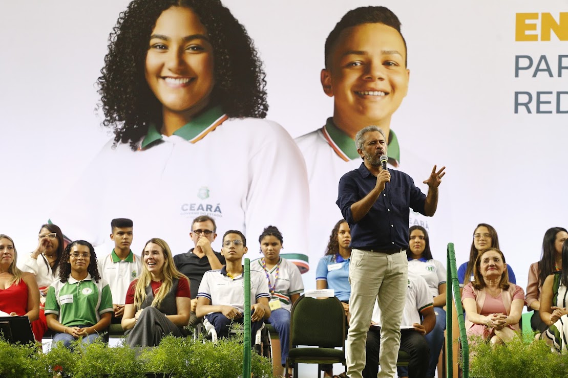 Em Fortaleza, 52 mil estudantes de Ensino Médio da rede pública estadual recebem tablets com conectividade
