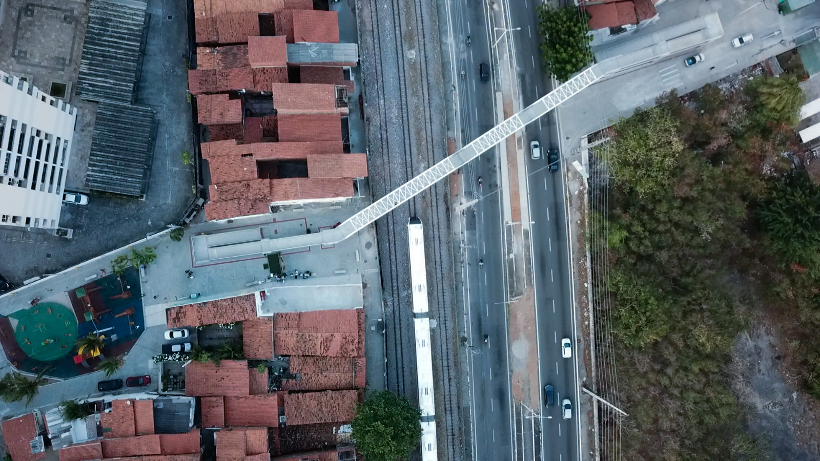 Governo do Ceará inaugura passarela sobre a Via Expressa e urbanização da Comunidade dos Trilhos, em Fortaleza
