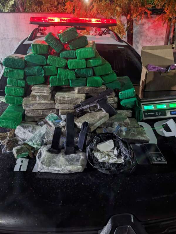 PMCE apreende quase 50kg de maconha com casal armado no bairro Mondubim