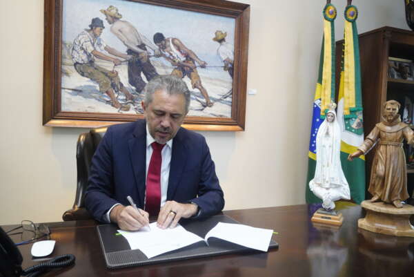 Governo do Ceará propõe jornada especial de trabalho a servidores com cônjuges, filhos ou dependentes com deficiência