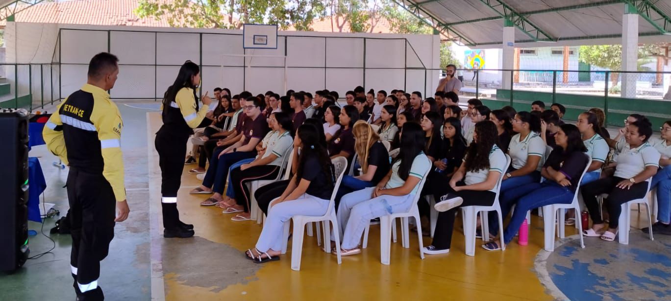 Detran-CE realiza ação educativa para alunos da rede pública de ensino em Barroquinha