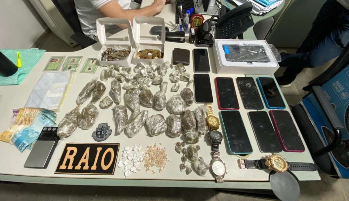 Seis integrantes de grupo criminoso são presos pela PMCE em posse de quase 1kg de drogas em Maranguape