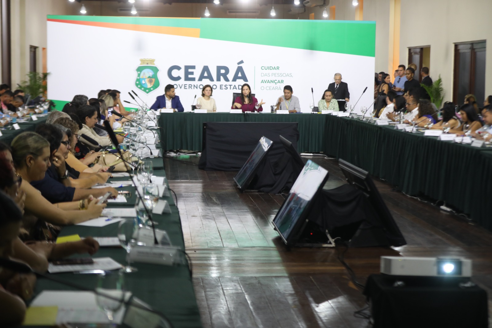 Em última reunião de 2024 com Unidades Gerenciadoras, Ceará Sem Fome entrega equipamentos para cozinhas do programa