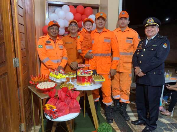 Bombeiros e policiais militares surpreendem e celebram aniversário de criança em Meruoca