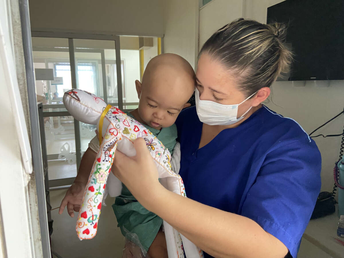 Costura solidária: crianças do Hias ganham bonecos de pano bordados com histórias de superação