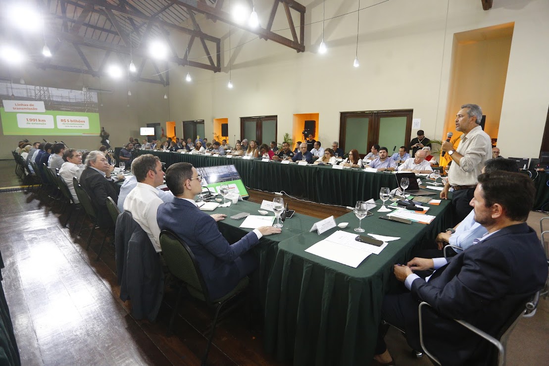 Governador Elmano reúne secretariado e anuncia para fevereiro abertura do Hospital Universitário do Ceará