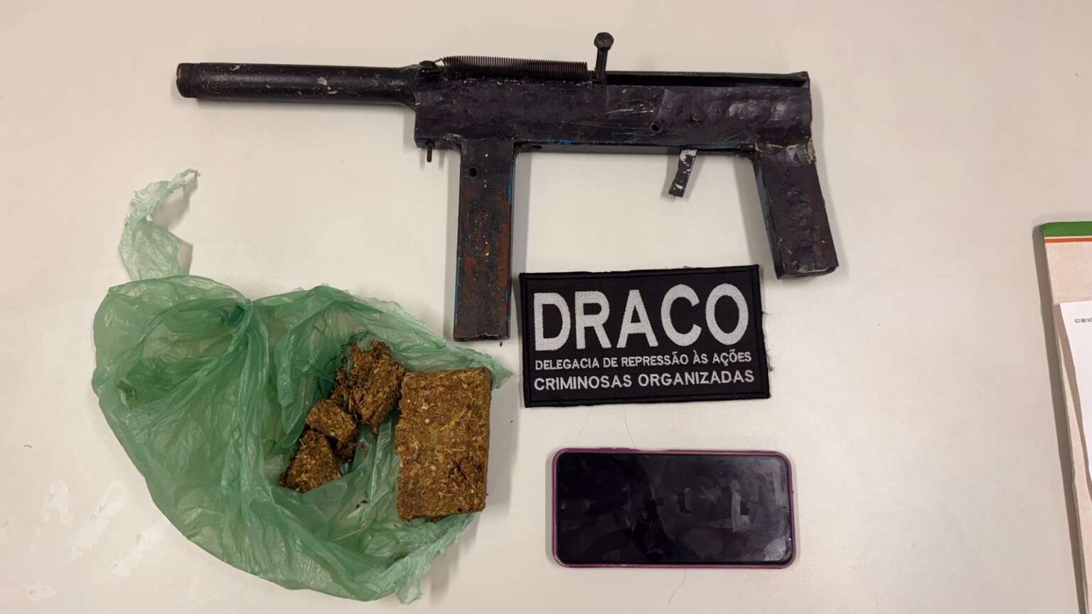 PCCE prende suspeito de tráfico de entorpecentes e apreende arma e drogas em Fortaleza